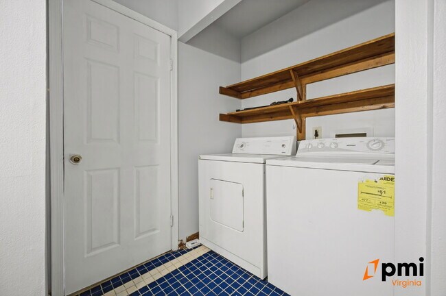Building Photo - 3 BEDROOM 2 BATH W/GARAGE IN VIRGINIA BEACH PETS ALLOWED