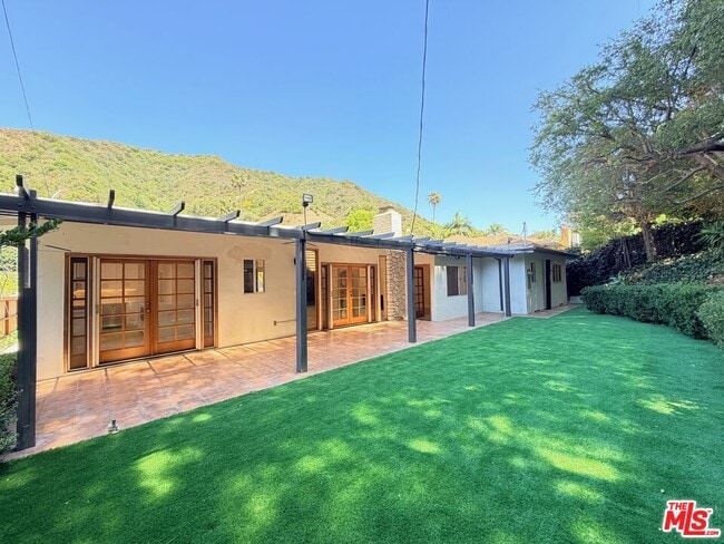 Building Photo - 2000 San Ysidro Dr