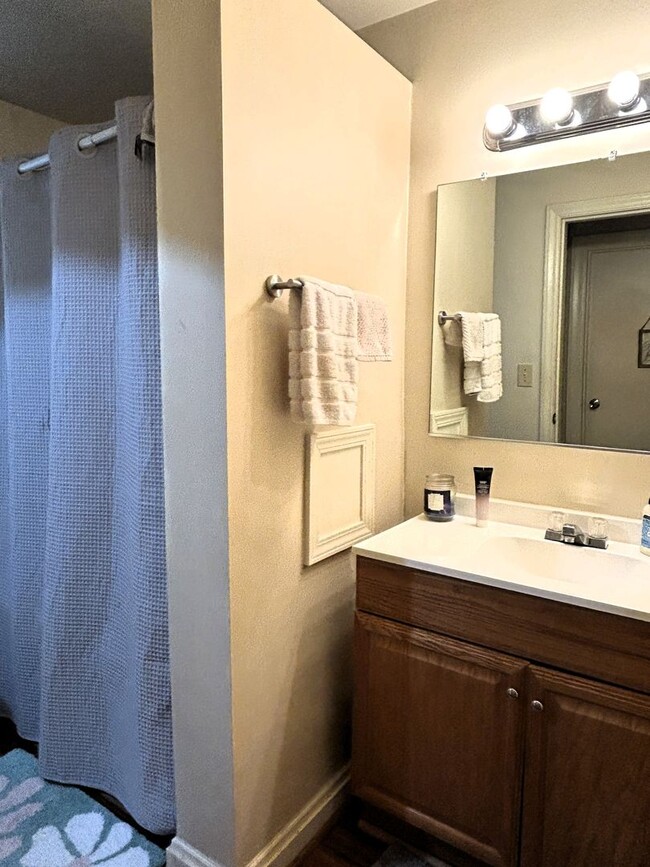 Building Photo - Charming Ranch Right Off W King Street!