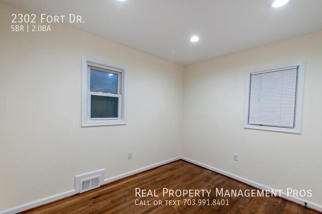 Building Photo - 2302 Fort Dr