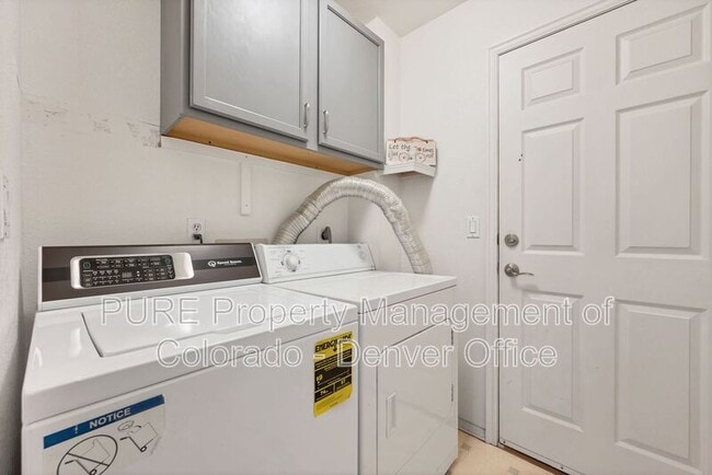 Building Photo - 2866 Fernwood Pl