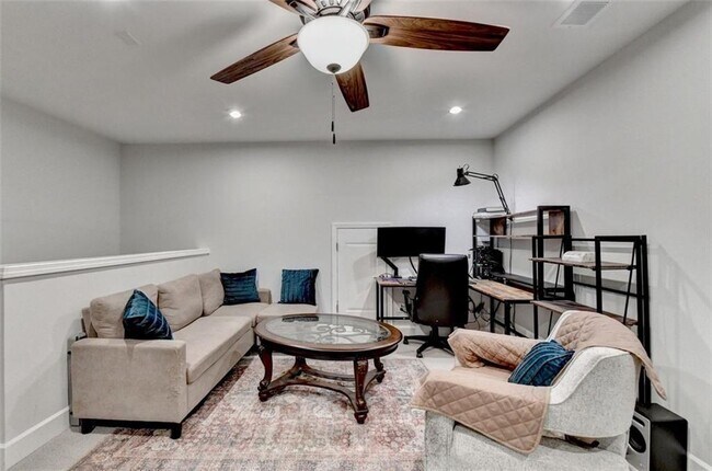 Building Photo - 811 Pineberry Ct