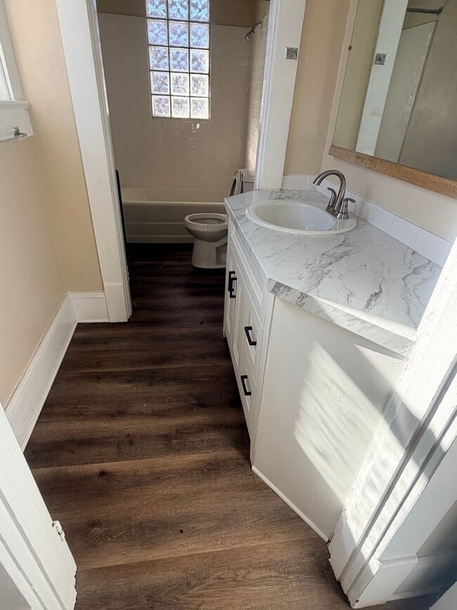 Building Photo - Come enjoy this completely renovated 1 bed/ 1 bath apartment close to shopping, walking trails, m...