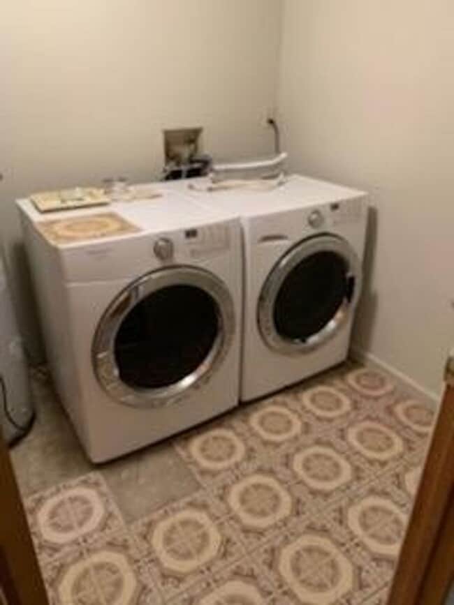 Building Photo - Pre-Leasing for August - 6Bed/3Bath House