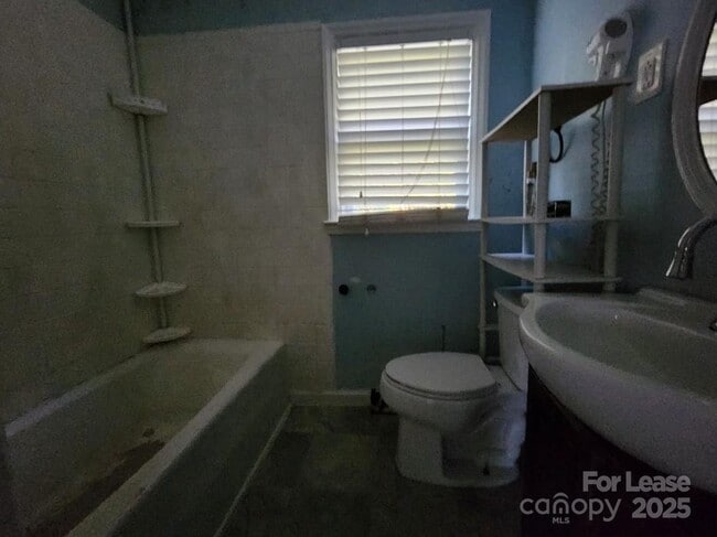 Building Photo - 3337 Eastway Dr