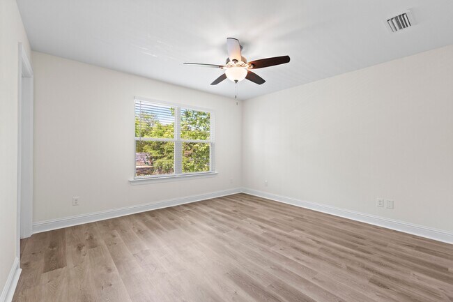 Building Photo - Bayou View