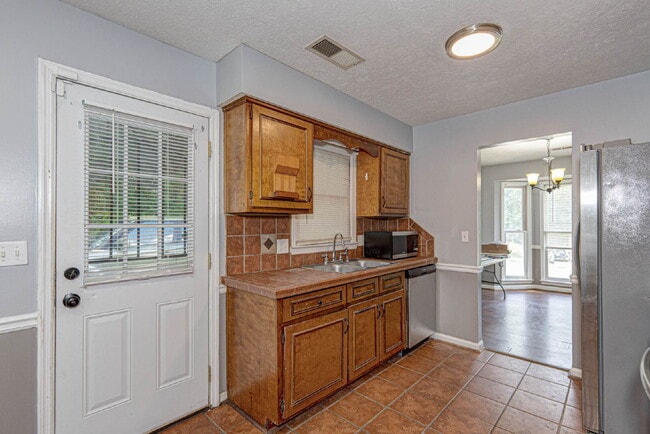 Building Photo - Move-In Ready 3/2 in Columbus | Appliances + W/D + Lawn Care + Pest Control Included | $1,600/mo
