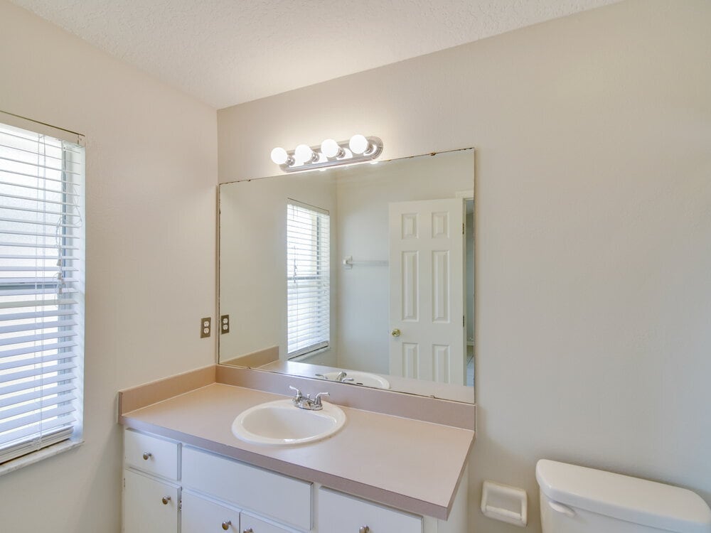 Building Photo - 918 Palm Forest Ln