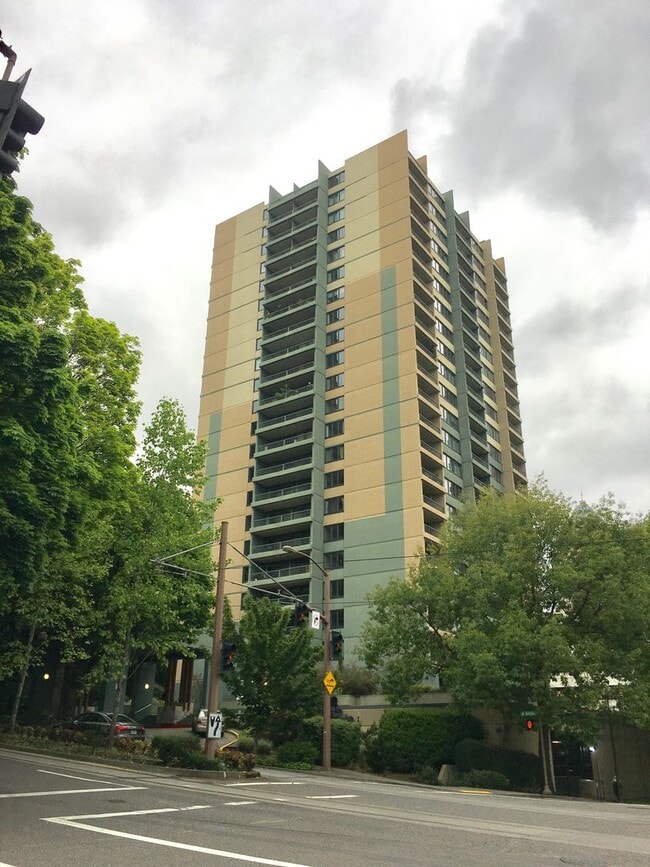 Building Photo - Modern 2-Bed, 2-Bath Downtown Condo with P...