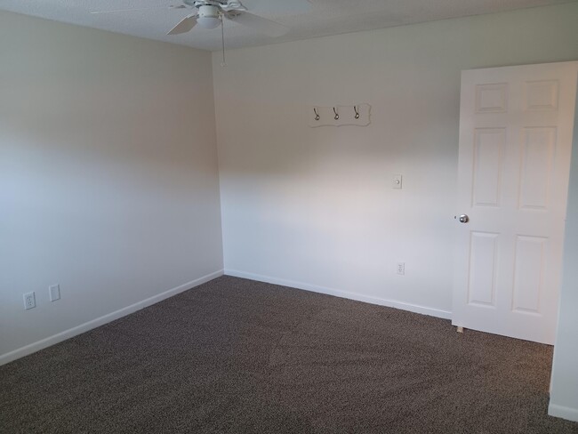 Building Photo - 8045 Eastlake Dr