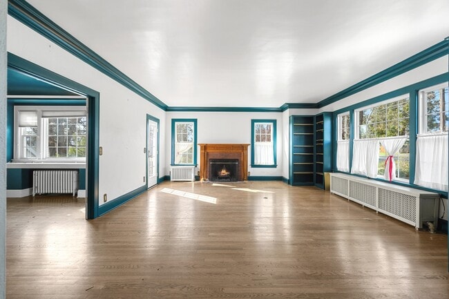 Building Photo - 2004 Hillcrest Rd