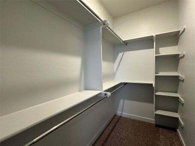 Building Photo - 17030 Oak Dr