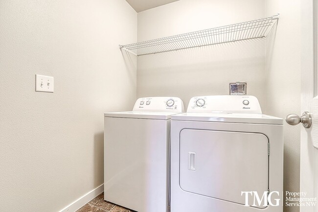 Building Photo - 3 Bedroom/2.5 Bath With Fenced Backyard, W/D Included, and AC!