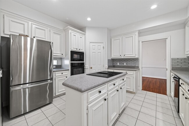 Building Photo - 8023 Oakwood Hollow St