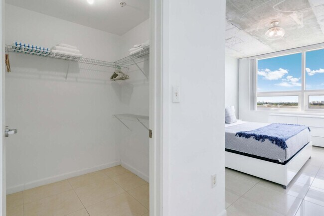 Building Photo - 3250 NE 1st Ave