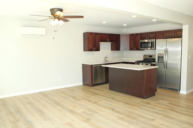 Building Photo - 105 E Division St