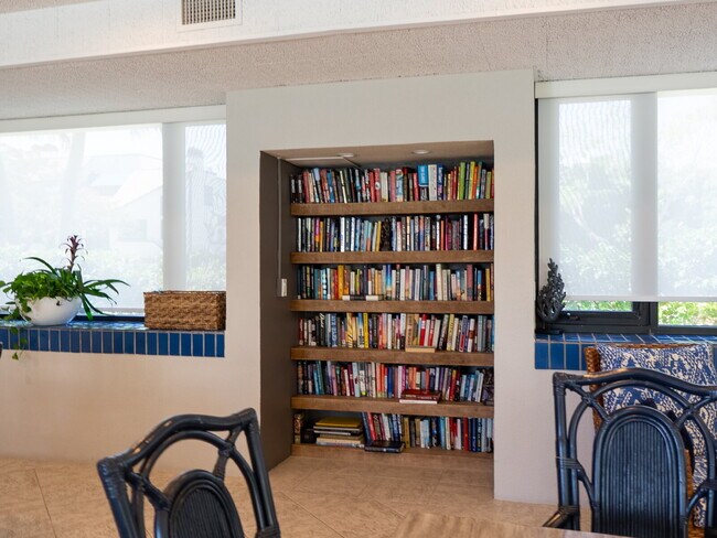 Building Photo - One of Longboat Key’s premier waterfront c...