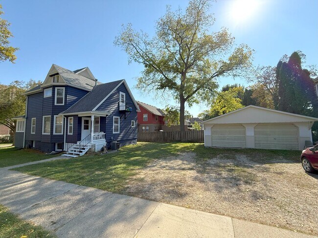Building Photo - 116 Lathrop St