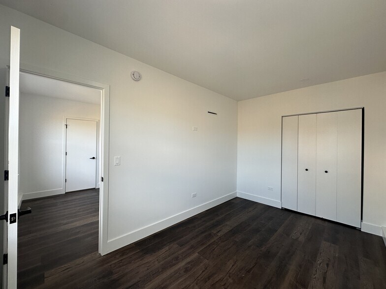 Building Photo - 1553 W Hollywood Ave