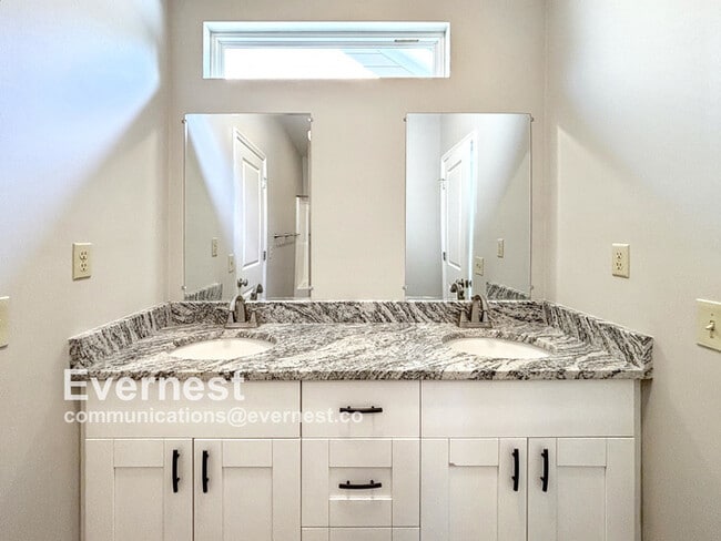 Building Photo - 3-Bedroom, 2-Bathroom Home in a Convenient...