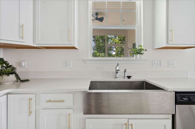 Building Photo - 130 Silent Brk Trl
