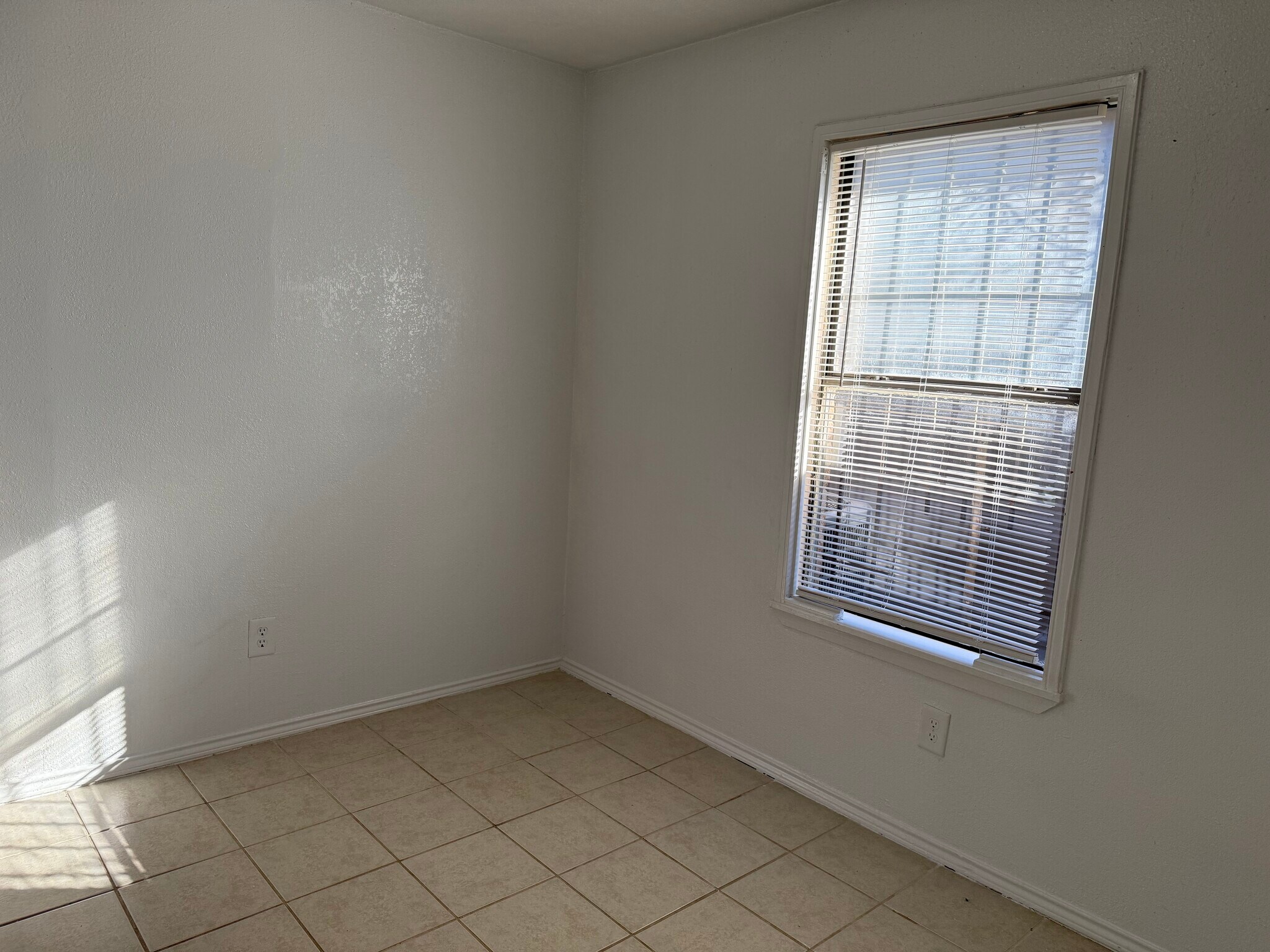 Building Photo - 2934 Chestnut Ave