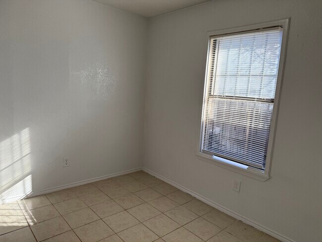 Building Photo - 2934 Chestnut Ave