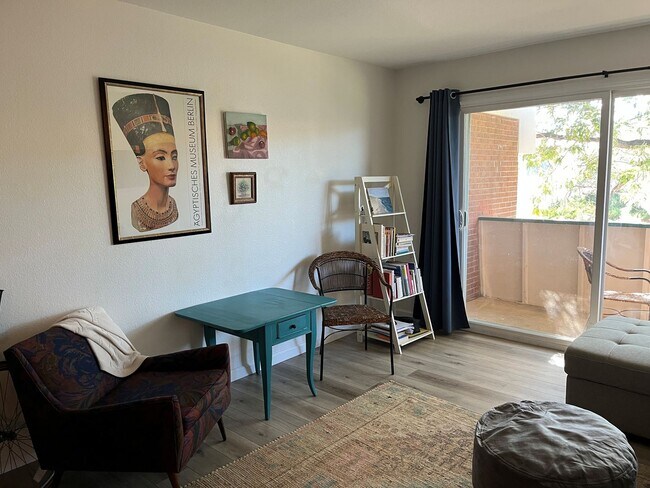 Building Photo - Large Two bedroom, Two Bath Furnished, all Inclusive short to mid term rental.