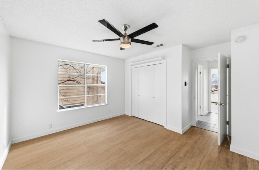 Building Photo - 3408 Dolphin Dr