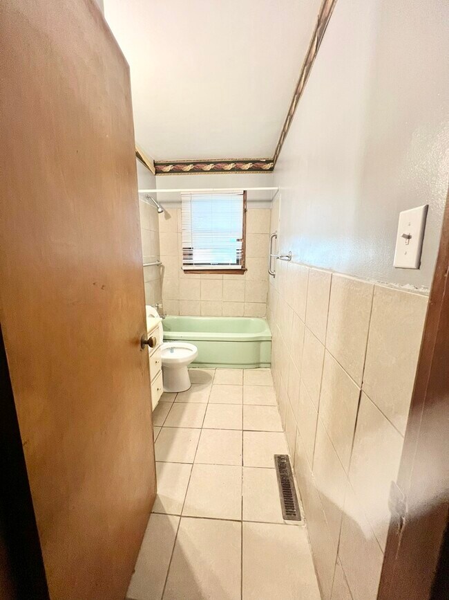 Building Photo - 2400 Burwell Ave