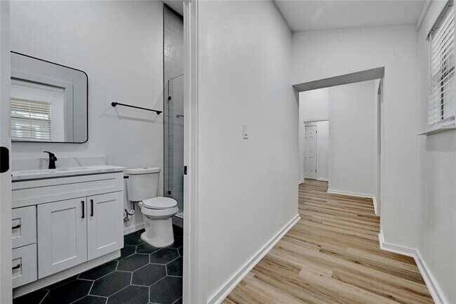 Building Photo - Fully updated 6 bed house!!! 1911 David!