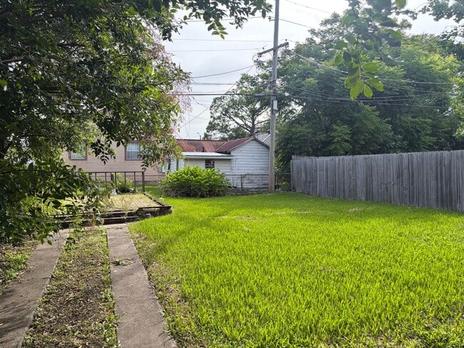 Building Photo - 3620 Clermont Dr