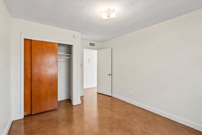 Building Photo - 2604 N Martin Ave