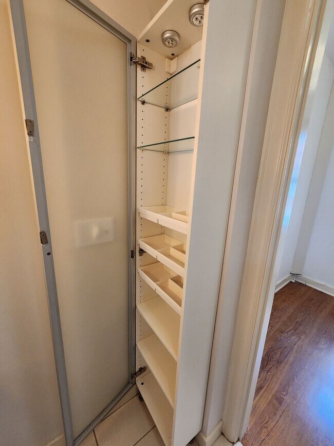 Building Photo - Queen's Court | A/C + Den | Renovated Kitc...