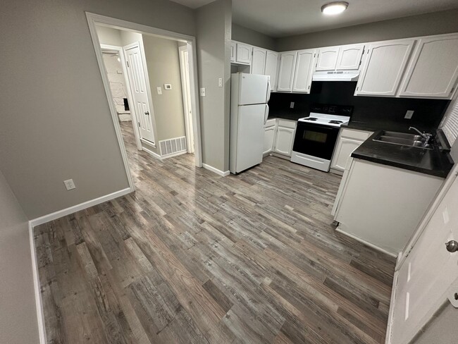 Building Photo - Move In Special! 2 bedroom 1.5 townhome