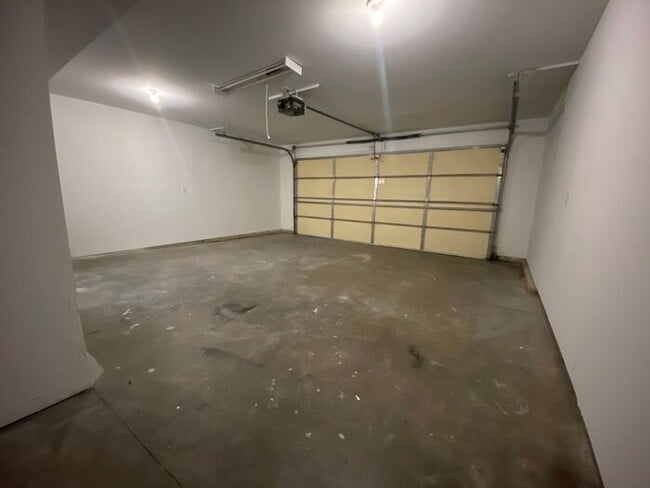 Building Photo - $1,750 | 3 Bedroom, 2 Bathroom DUPLEX | NO...