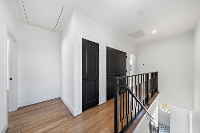 Building Photo - 1005 E 28th St