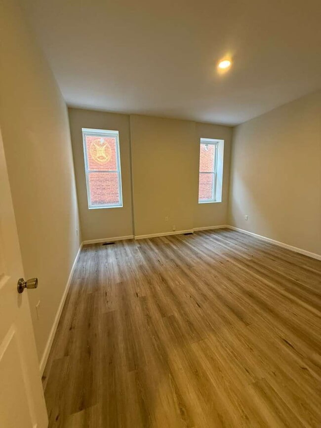 Building Photo - "Charming 2-Bed Oasis in St. Louis City – Spacious 1000 Sq Ft Living at 3215-3217 Nebraska Ave!"