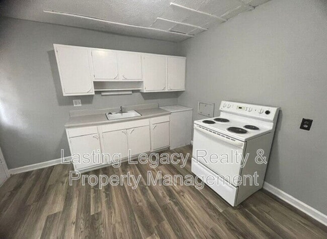Building Photo - " 2-Bedroom Retreat on Conley Street – Your Cozy Home Awaits in Winston Salem!"