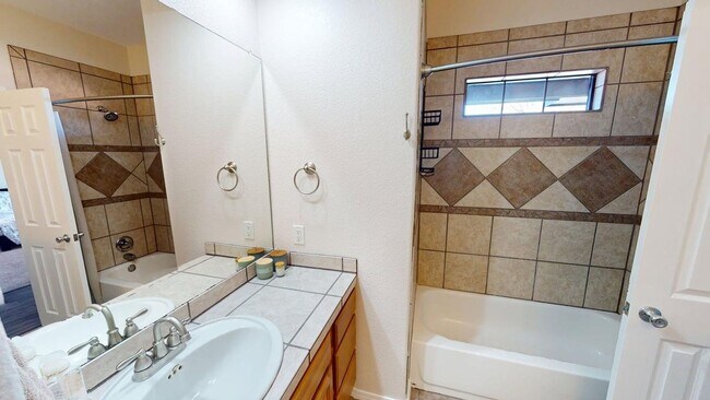 Building Photo - 3-Bedroom/2.5-Bathroom in Alamogordo, NM