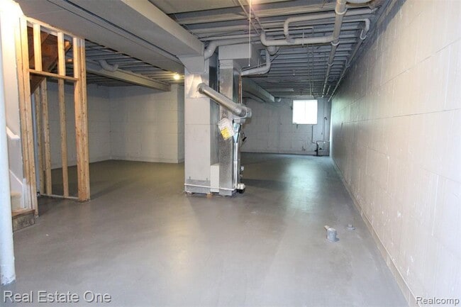 Building Photo - 1090 Oakwood Dr