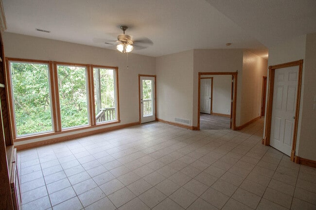 Building Photo - 1420 Bradford Dr