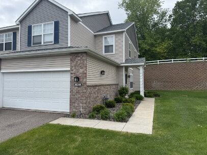 Building Photo - Spacious 3-Bedroom End unit Townhouse with 3 Full Baths in Maple Grove's Prime Location
