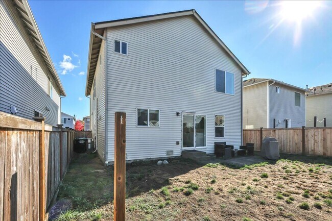 Building Photo - Stylish Yelm Home with A/C, Butcher Block Counters & Fully Fenced Yard!