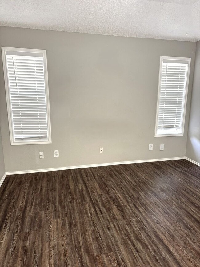 Building Photo - Charming 3 Bedroom Home - Available Septem...