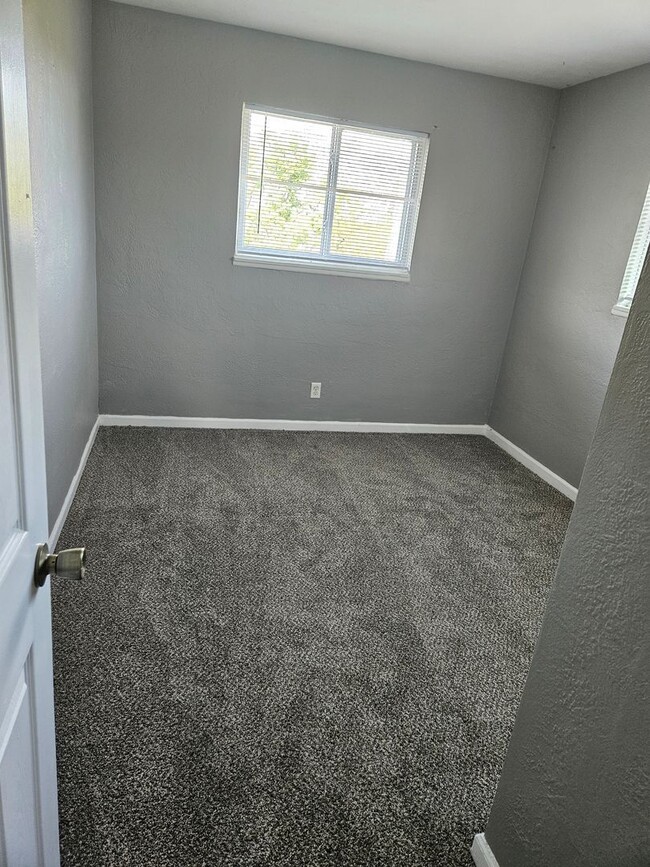 Building Photo - Treat yourself to a new home!