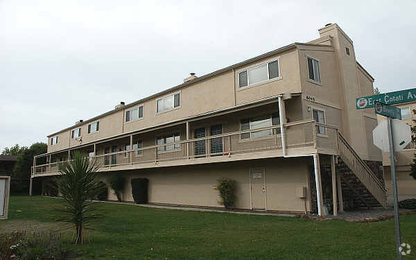 Building Photo - 8045 Beverly Dr
