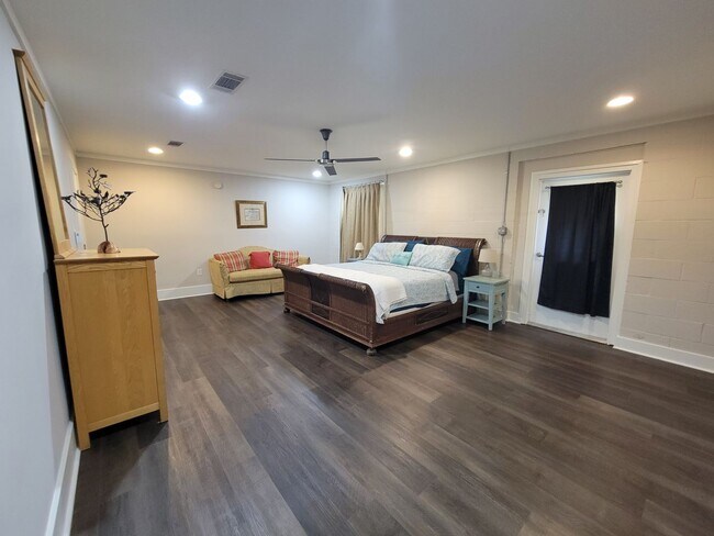 Building Photo - Spacious and newly renovated 3 bed 2 bath ...