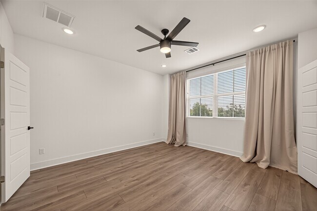 Building Photo - 1406 Mansfield St