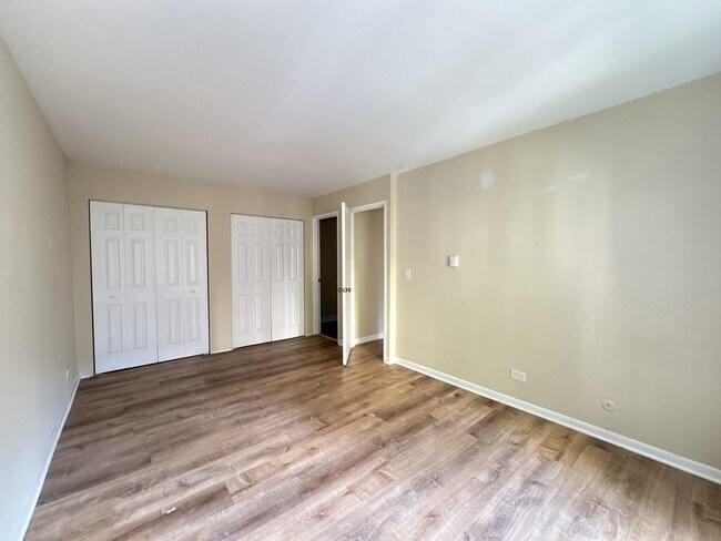 Building Photo - 3825 N Pine Grove Ave